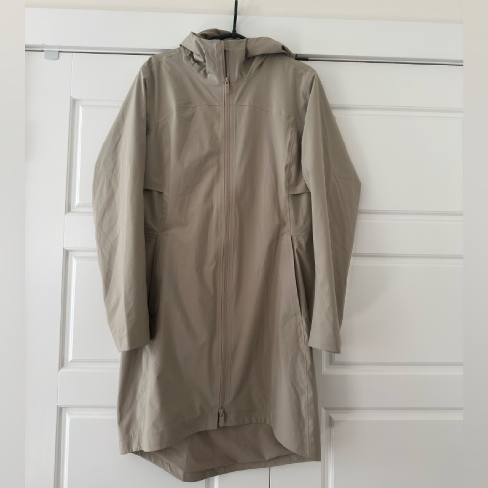 Lululemon Women's Sandlot Rebel Rain Jacket Size 6 (small)